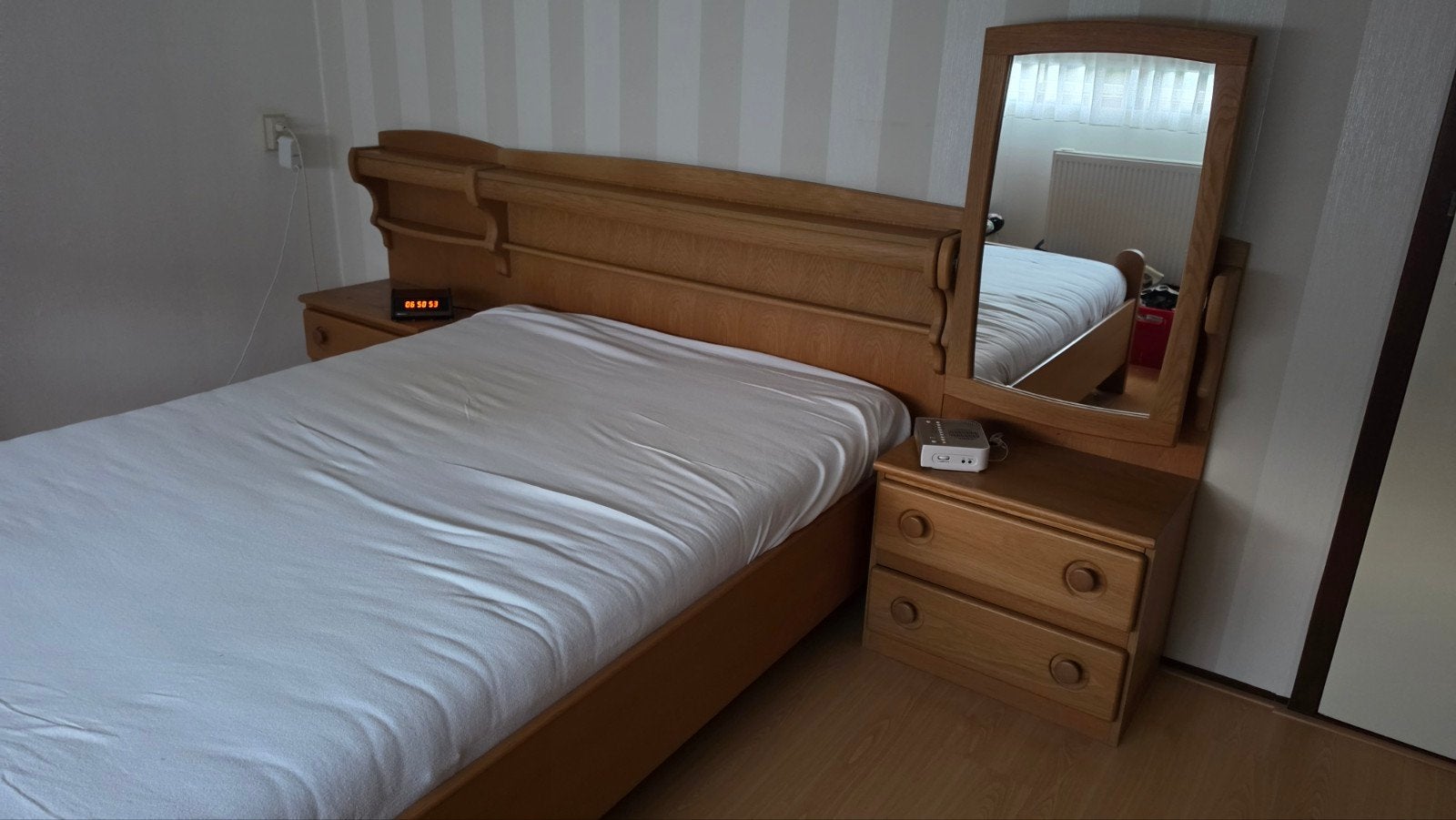 Houten tweepersoonsbed met nachtkastjes en spiegel, Ophalen, Gebruikt, Bruin, Klassiek