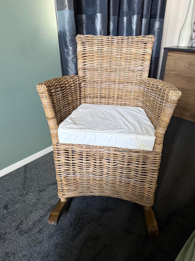 Rotan schommelstoel, Ophalen, Zo goed als nieuw, Stoel(en)