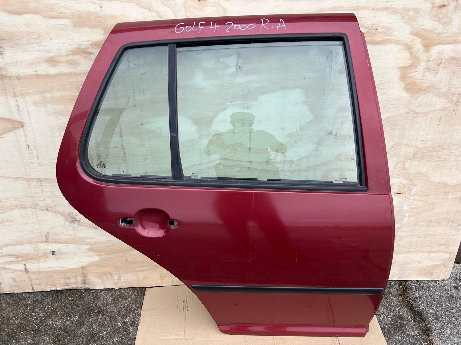 Volkswagen Golf 4 LA3G rood Portier rechts Achter (1997 2003, Gebruikt, Volkswagen AG, Berliner Ring 2
38440  Wolfsburg, DE, Volkswagen