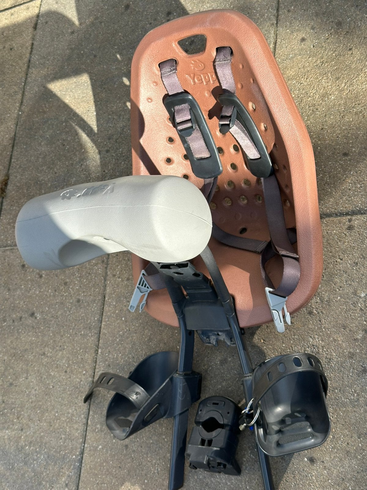 Thule Yepp mini fietsstoeltje met windscherm en rol, Ophalen, Gebruikt, Voorzitje, Voetsteuntjes