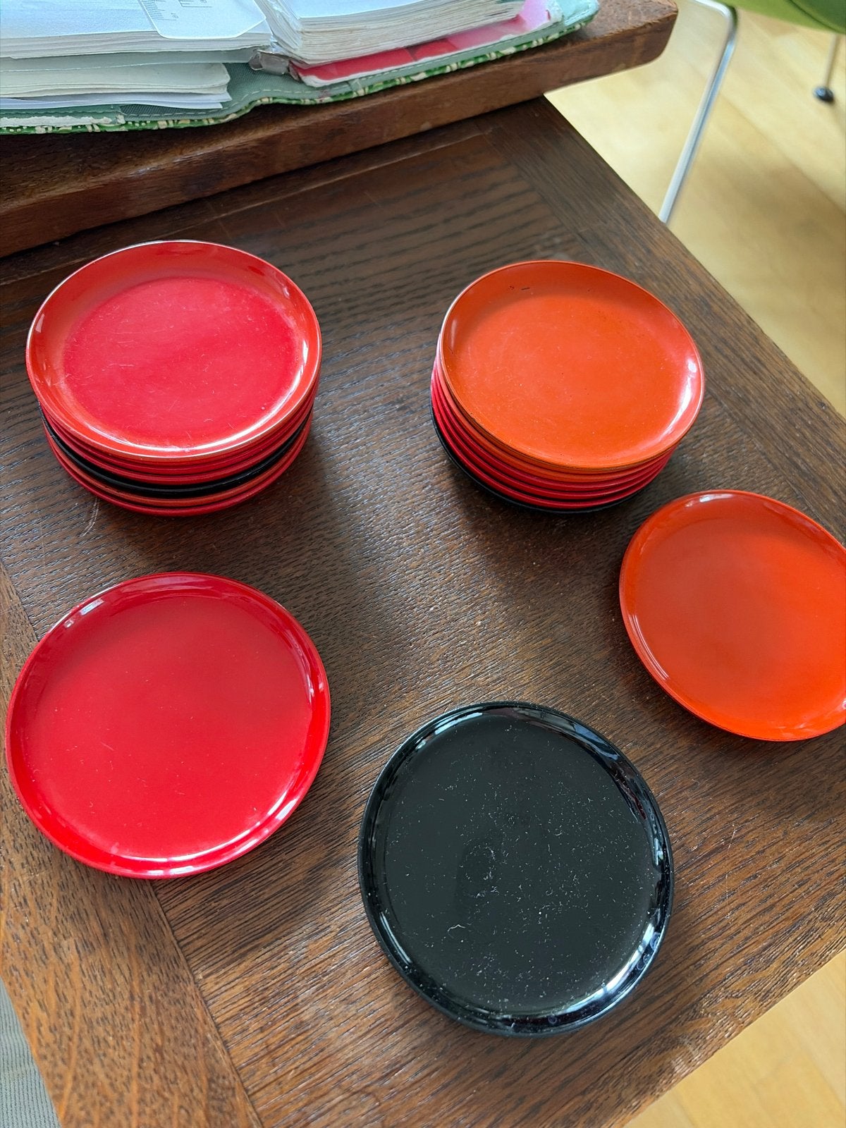 15 Vintage Onderzetters - Rood, Zwart en Oranje, 70’s, Ophalen of Verzenden, Glasonderzetter, Gebruikt, Meerkleurig