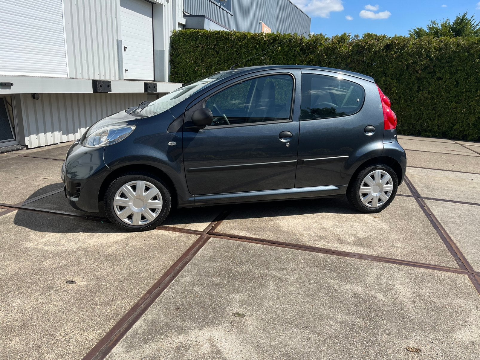 Prachtige Peugeot 107  5DR 2010 Grijs, Voorwielaandrijving, 4 stoelen, 68 pk, Origineel Nederlands