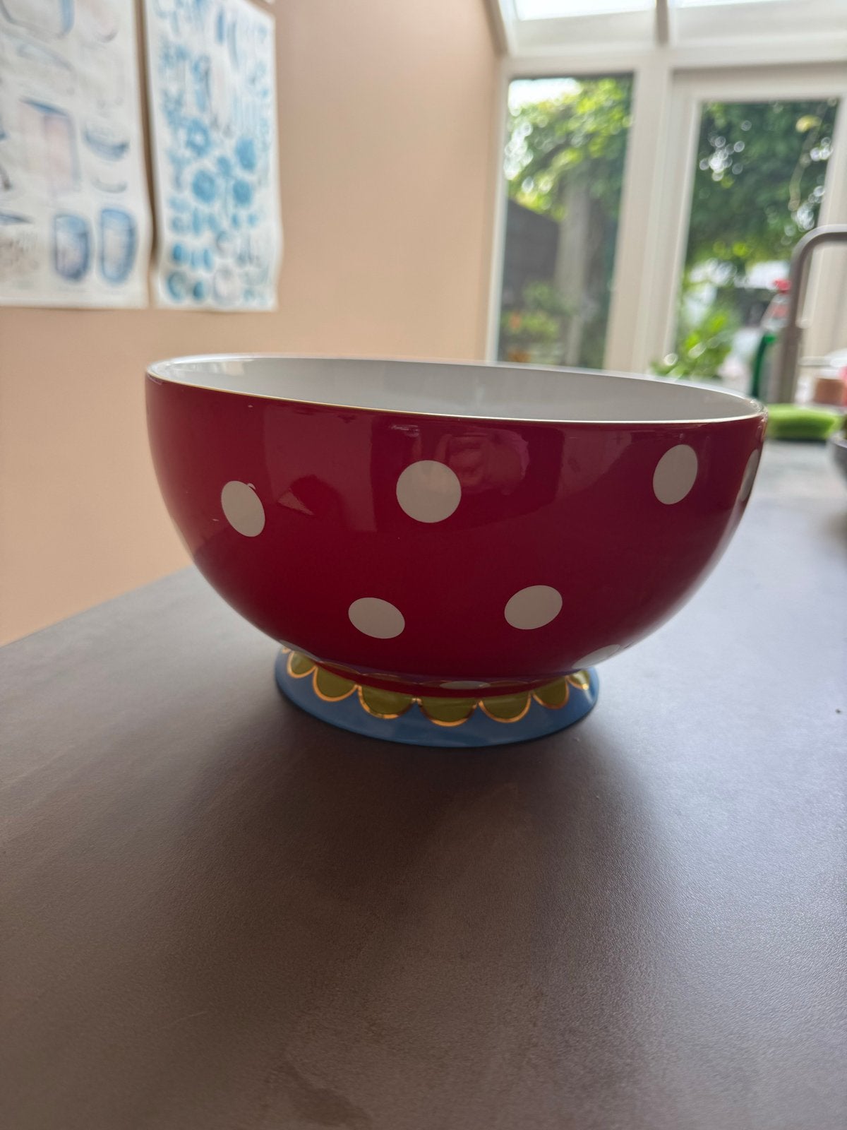 Grote rode Oilily schaal met stippen en gouden rand, Ophalen, Porselein of Keramiek, Schaal, Rond