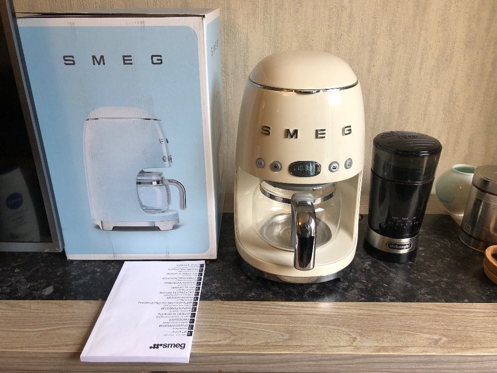 SMEG coffee machine + DeLonghi Grinder, Witgoed en Apparatuur, Koffiezetapparaten, Ophalen, Gebruikt, Koffiemachine, Gemalen koffie