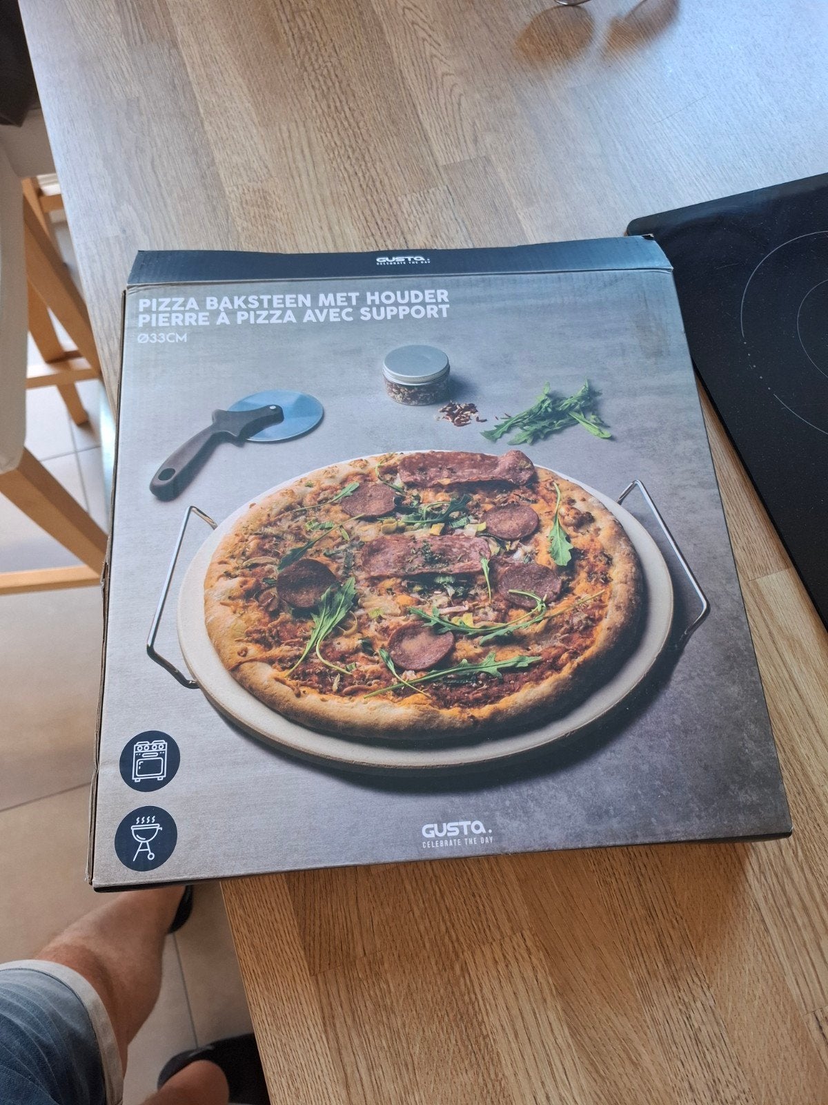 Nieuwe Gusta Pizzasteen 33cm met Houder, Huis en Inrichting, Beige, Overige typen, Nieuw, Gusta