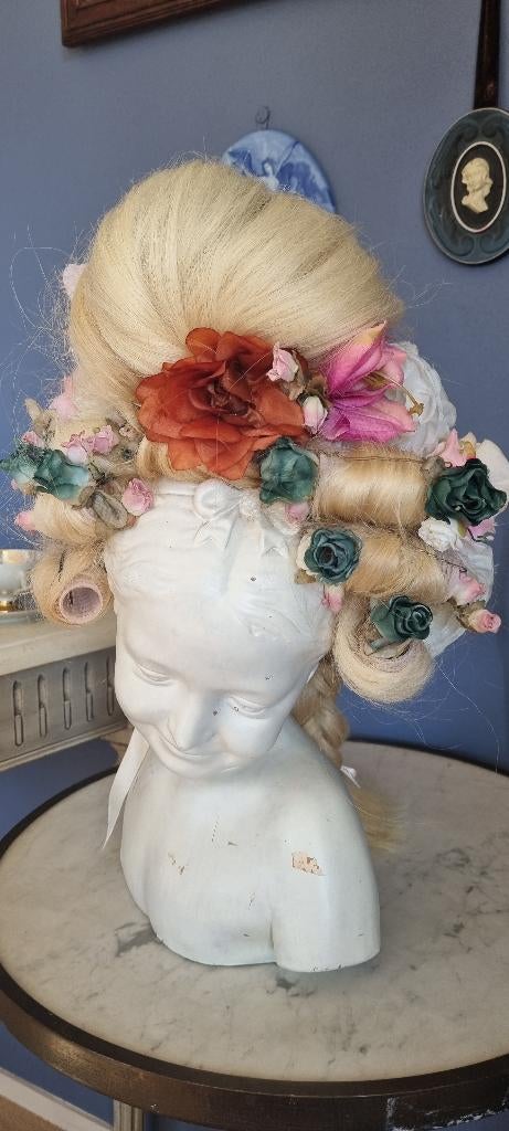 Marie Antoinette headpiece met echt haar en zijde rozen, Maat 38/40 (M), Victorian Dolls, Ophalen of Verzenden, Accessoires