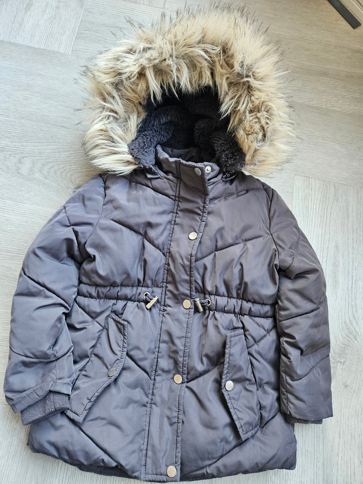 Warme winterjas met bontkraag voor meisjes - Maat 104, Gebruikt, Meisje, Ophalen of Verzenden, Primark