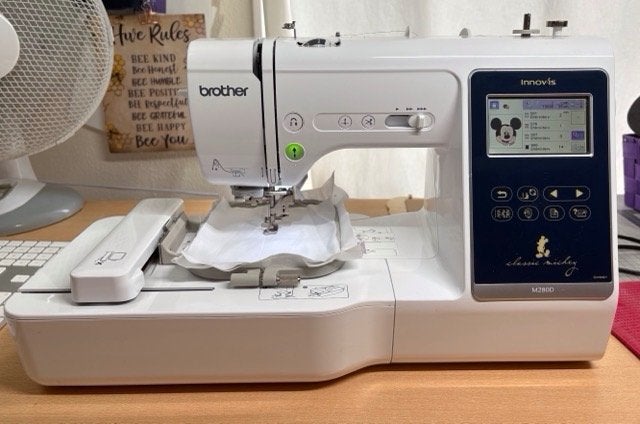 Brother Innov-is M280D naai- en borduurmachine (Disney), Ophalen, Zo goed als nieuw, Machineborduren, Borduurmachine