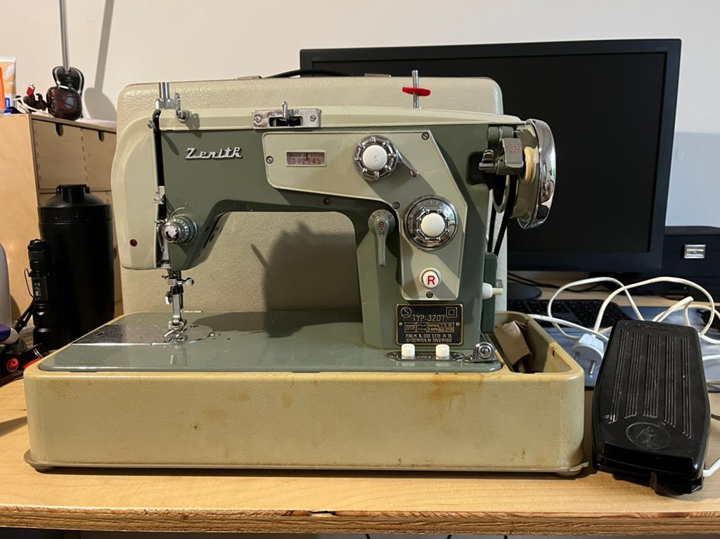 Oude Zenith naaimachine met kist., Hobby en Vrije tijd, Naaimachines en Toebehoren, Ophalen, Gebruikt, Naaimachine, Overige merken