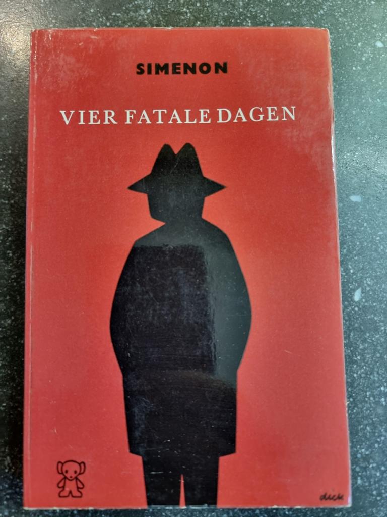 Vier Fatale Dagen - Simenon (Zwarte Beertjes), Boeken, Romans, Gelezen, Nederland, Ophalen of Verzenden
