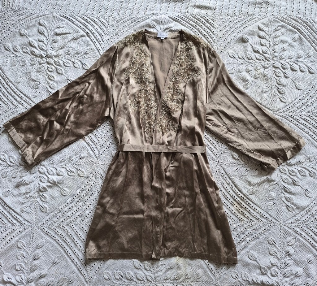 Marjolaine badjas taupe satijn 38 (FR40) t.w.v. € 296, Kleding | Dames, Ophalen of Verzenden, Zo goed als nieuw, Maat 38/40 (M)