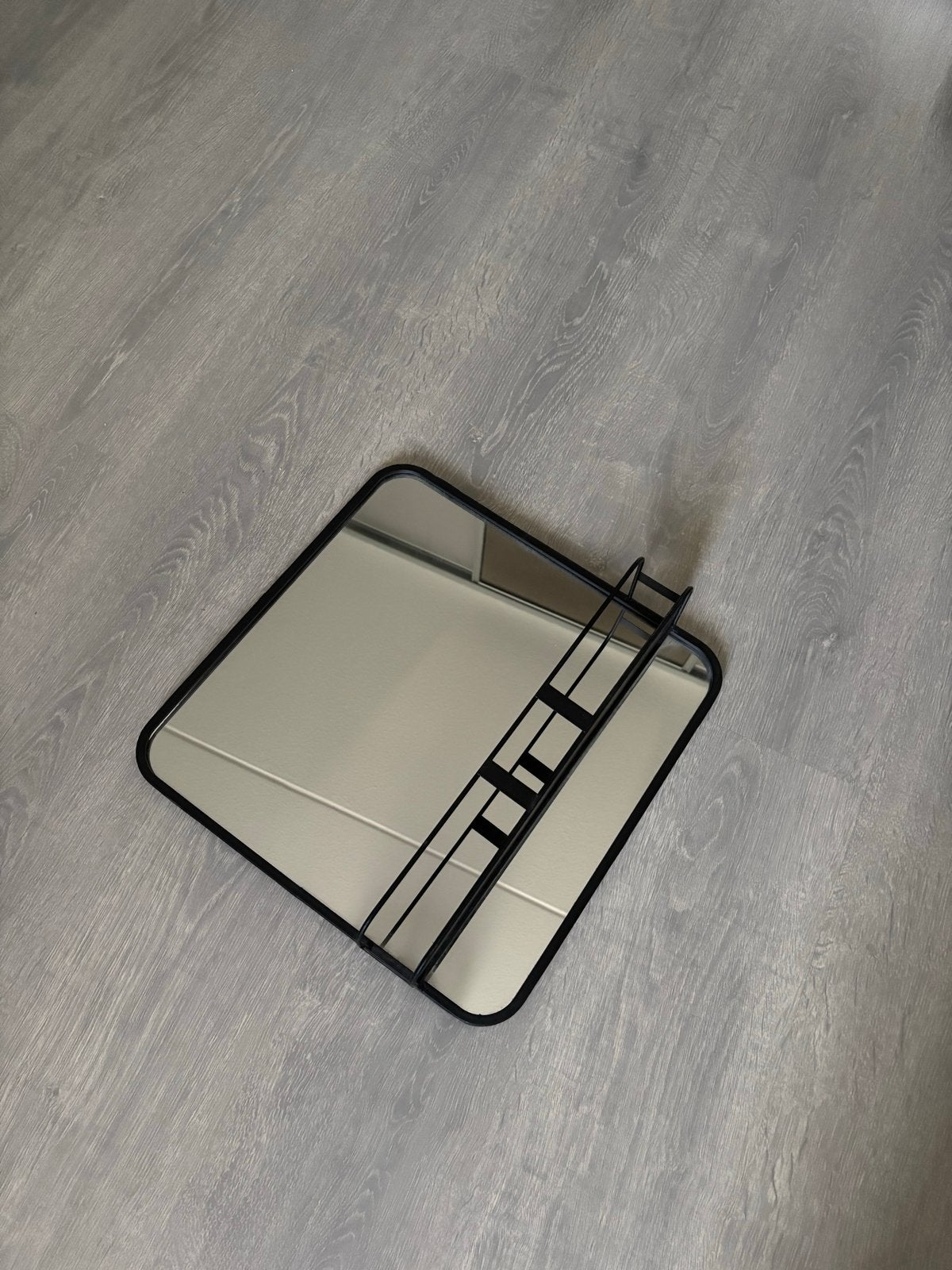 Zwarte spiegel met plankje - Zo goed als nieuw, Huis en Inrichting, Woonaccessoires | Spiegels, Ophalen, Zo goed als nieuw, Minder dan 100 cm