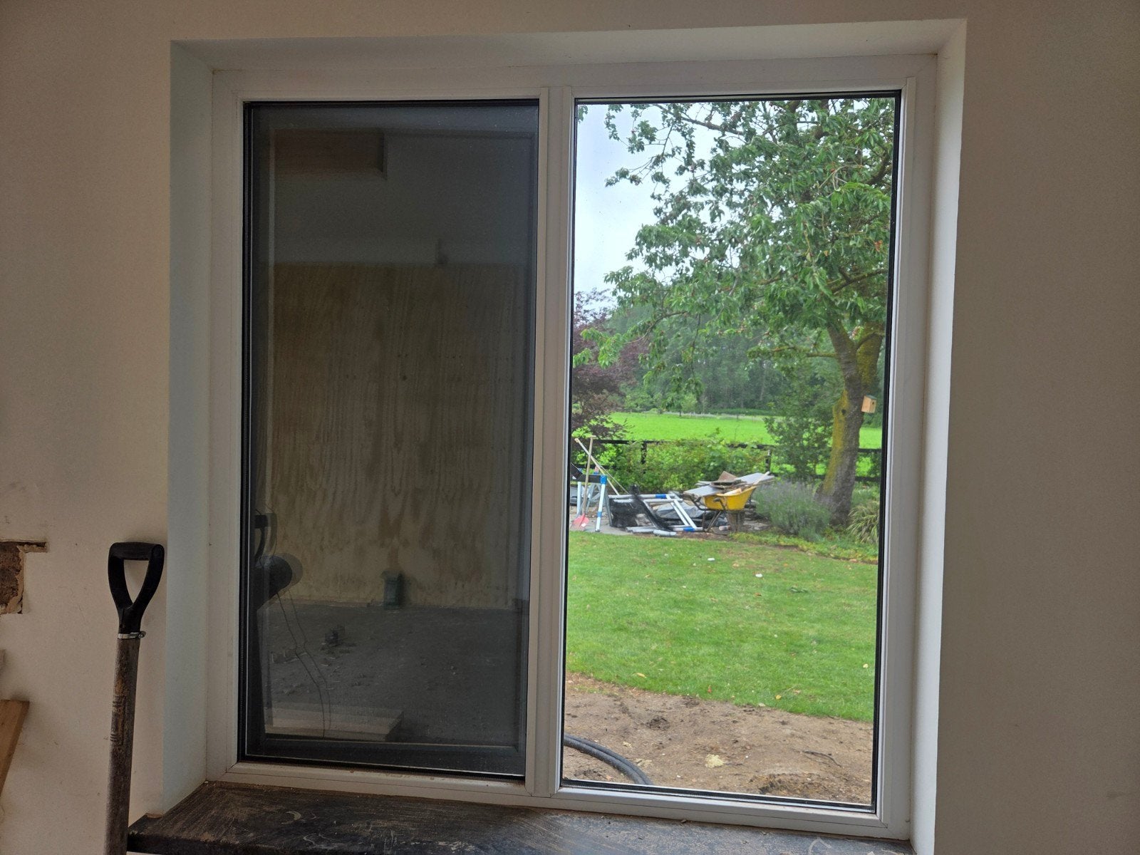 kozijnen met luiken en plissé gordijnen, Doe-het-zelf en Verbouw, Glas en Ramen, Ophalen of Verzenden, Gevelraam of Ruit