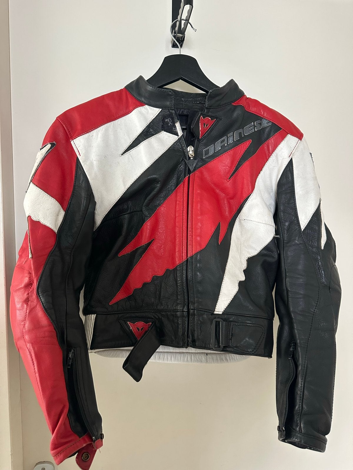 Dainese leren combipak (jas en broek) - rood, zwart, wit, Motoren, Kleding | Motorkleding, Ophalen, Tweedehands, Heren, Combipak
