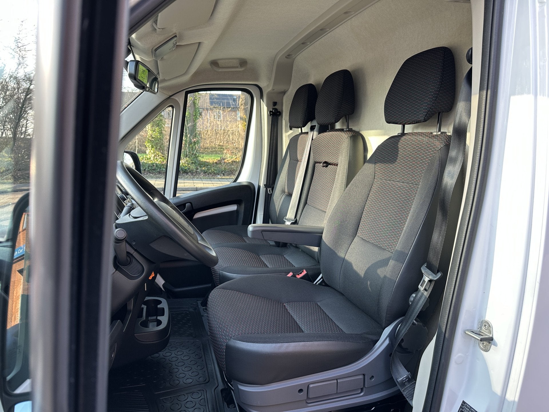 Peugeot e-Boxer 435 L3H2 Premium 70 kWh 136pk | Achteruitrij, Auto's, Bestelauto's, 12 maanden, Gebruikt, Zwart, Wit
