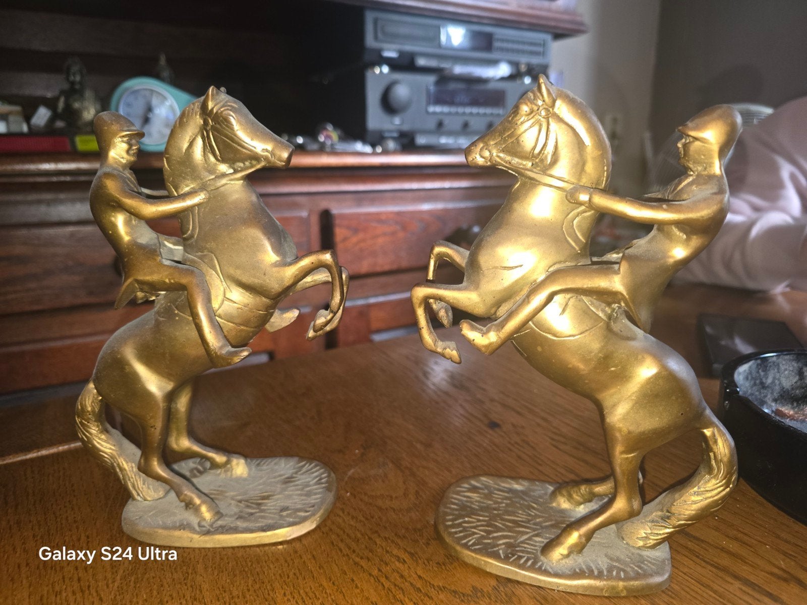 Set van 2 bronzen paarden met ruiters, Ophalen of Verzenden, 20 - 50 cm, Beeld, Goud