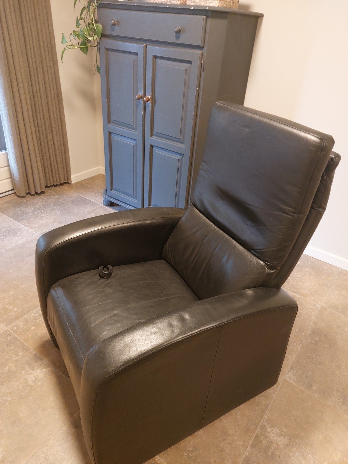 Zwarte leren relaxfauteuil met verstelbare rugleuning, Ophalen, Gebruikt, Modern, Comfort, 75 tot 100 cm
