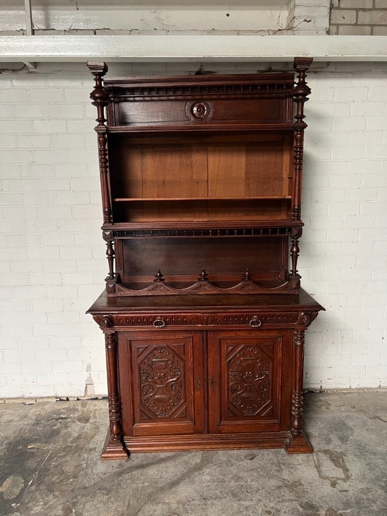 Rijk gedecoreerde klassieke buffetkast met houtsnijwerk, Antiek en Kunst, Ophalen of Verzenden