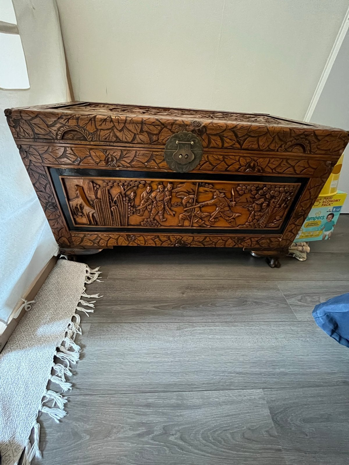Chinese kamferhouten dekenkist met houtsnijwerk, Huis en Inrichting, Woonaccessoires | Kisten, Ophalen, 50 – 75, Gebruikt, 100 tot 150 cm