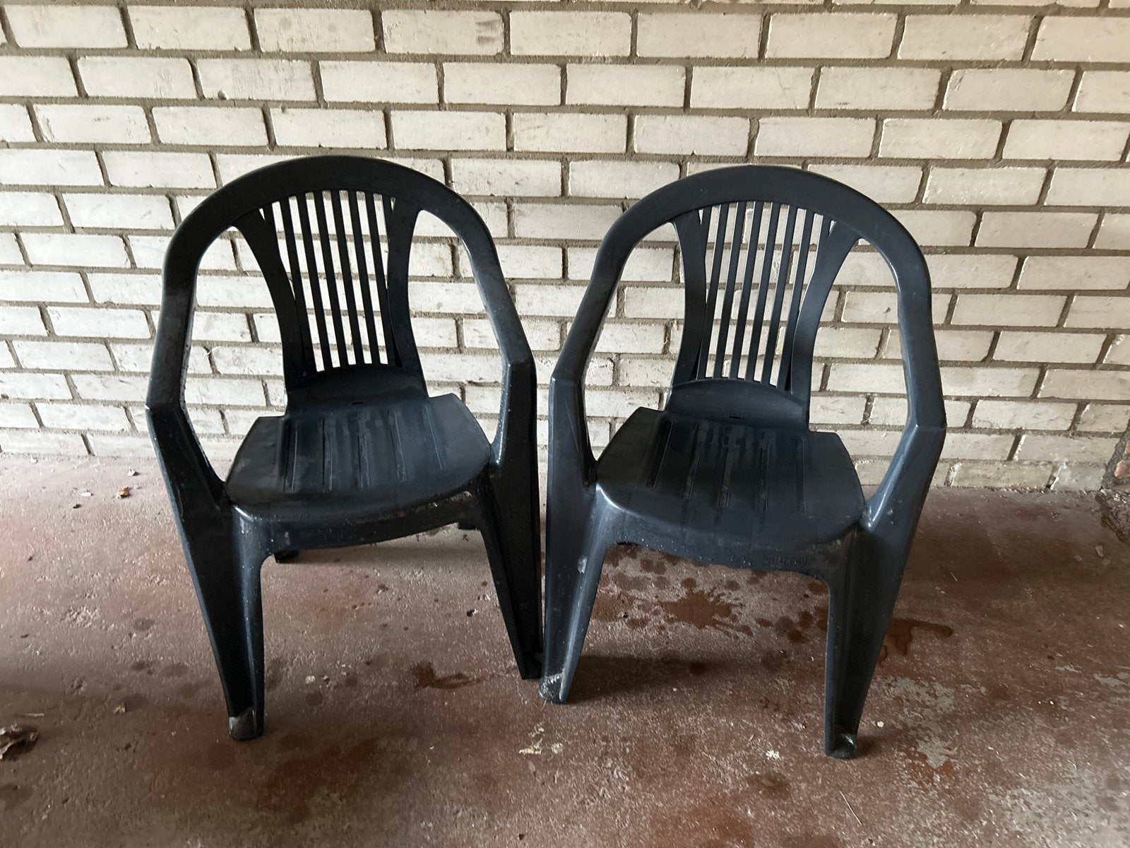 2 zwarte kunststof tuinstoelen, Ophalen, Gebruikt, Kunststof