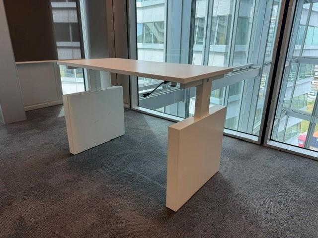 Voortman Verstelbaar bureau met slinger en kabelgoot, 20 st, Gebruikt, 120 cm, Voortman, Spaanplaat of MDF