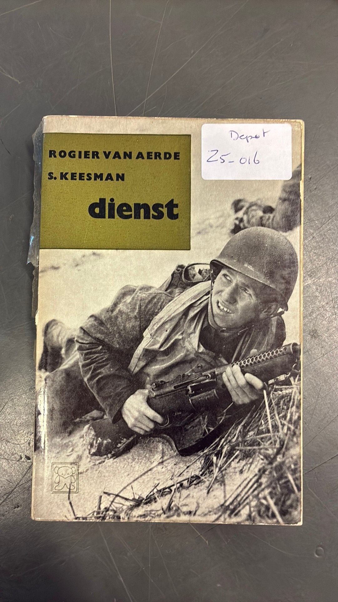 Dienst - Een boek over de Nederlandse strijdkrachten, Ophalen of Verzenden, Landmacht, Nederland, Boek of Tijdschrift
