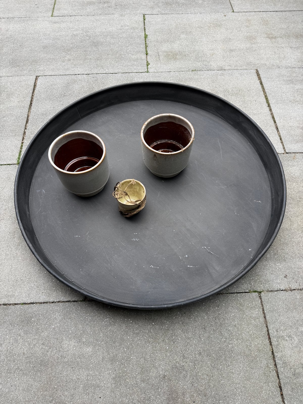 Grote Zwarte Decoratieve Ronde Schaal, Huis en Inrichting, Woonaccessoires | Schalen en Manden, Ophalen, Overige materialen, Gebruikt