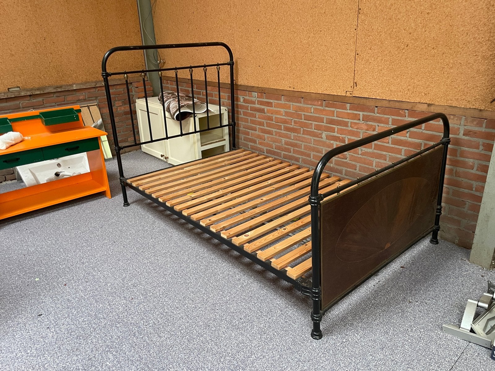 Antiek ijzeren twijfelaar bed met houten inleg, Ophalen