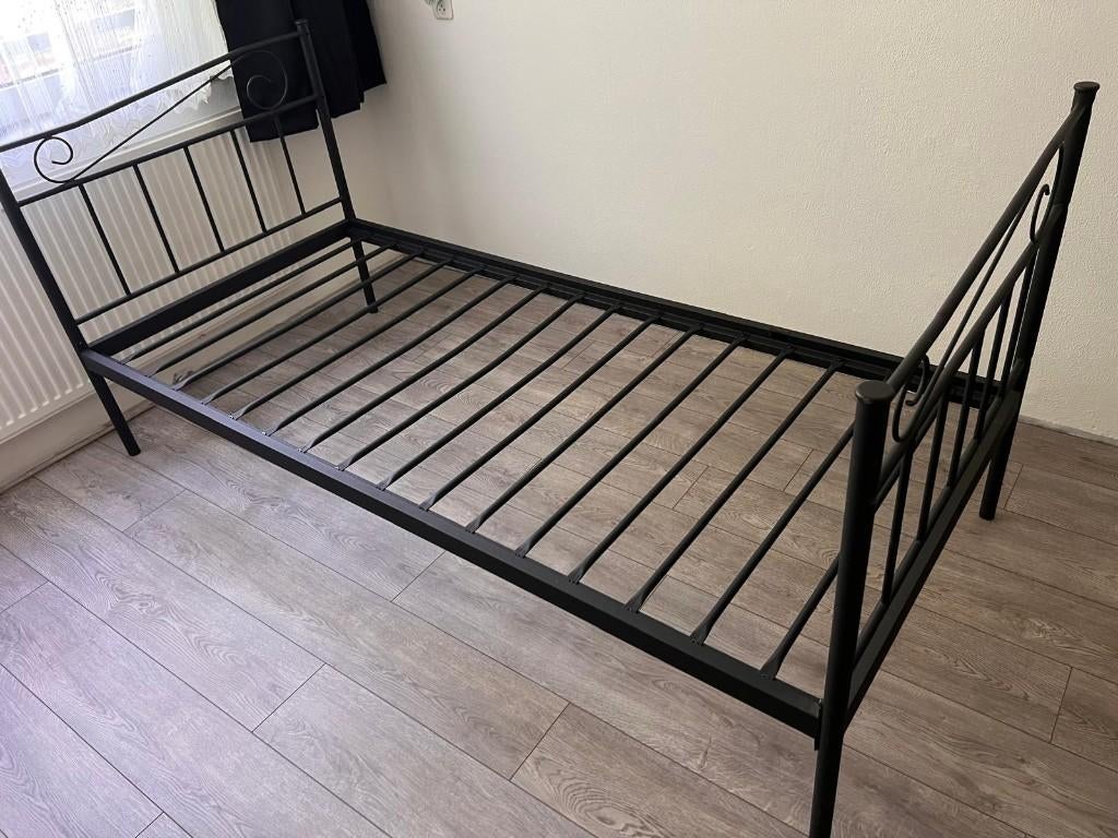 Zwart metalen bedframe, 90 cm, Eenpersoons, Zwart, Ophalen of Verzenden