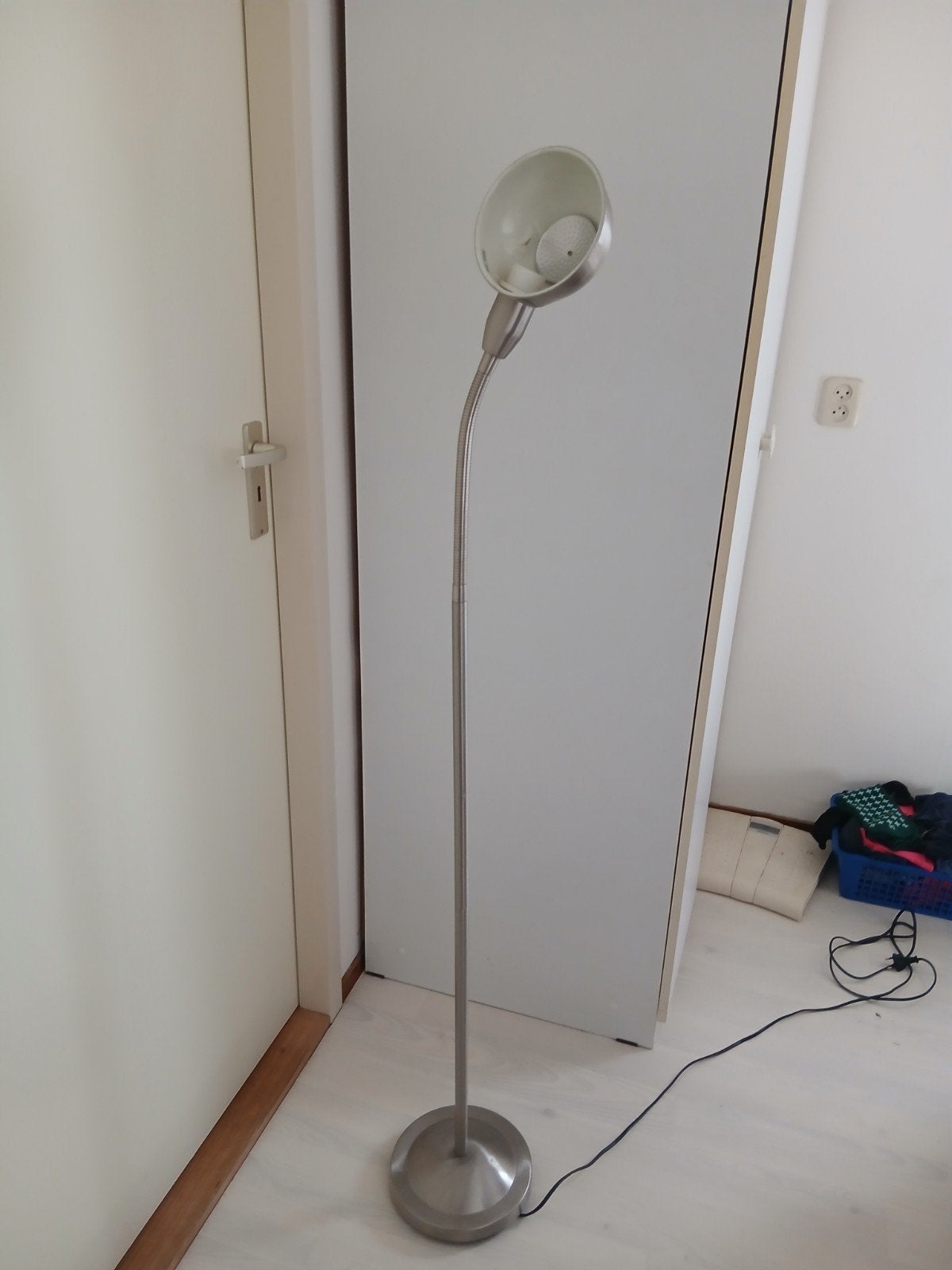 Moderne staande lamp met flexibele arm, Huis en Inrichting, Lampen | Vloerlampen, Ophalen of Verzenden