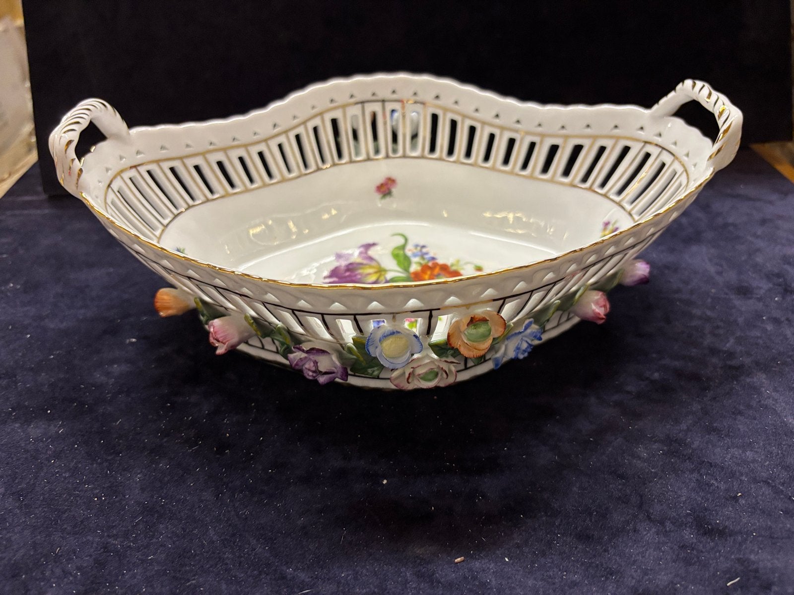 Prachtige porseleinen mand 25 cm bij 20cmmet bloemdecoratie, Antiek en Kunst, Verzenden