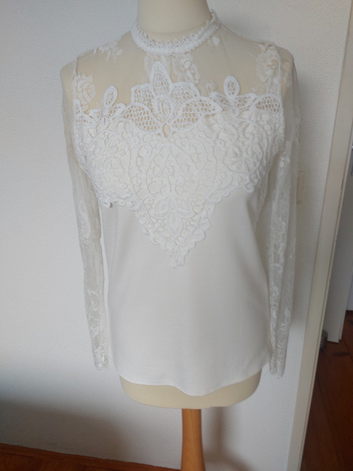 Elegante witte kanten blouse met lange mouwen, Maat 38/40 (M), Wit, Ophalen of Verzenden, Onbekend
