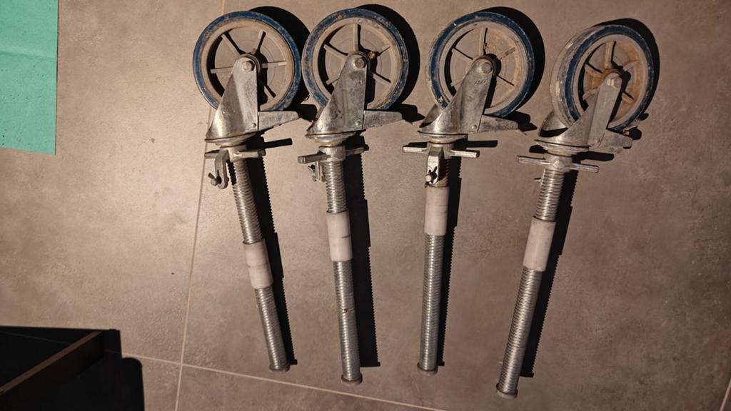 Steigerwielen met spindel, 4 stuks steiger wielen rolsteiger, Doe-het-zelf en Verbouw, Zwenkwielen, Ophalen, Gebruikt