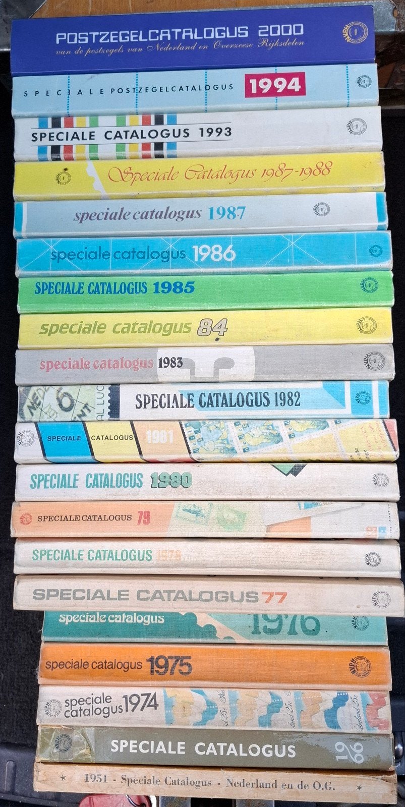 Postzegel catalogi, 22x, Ophalen of Verzenden, Gelezen, Overige