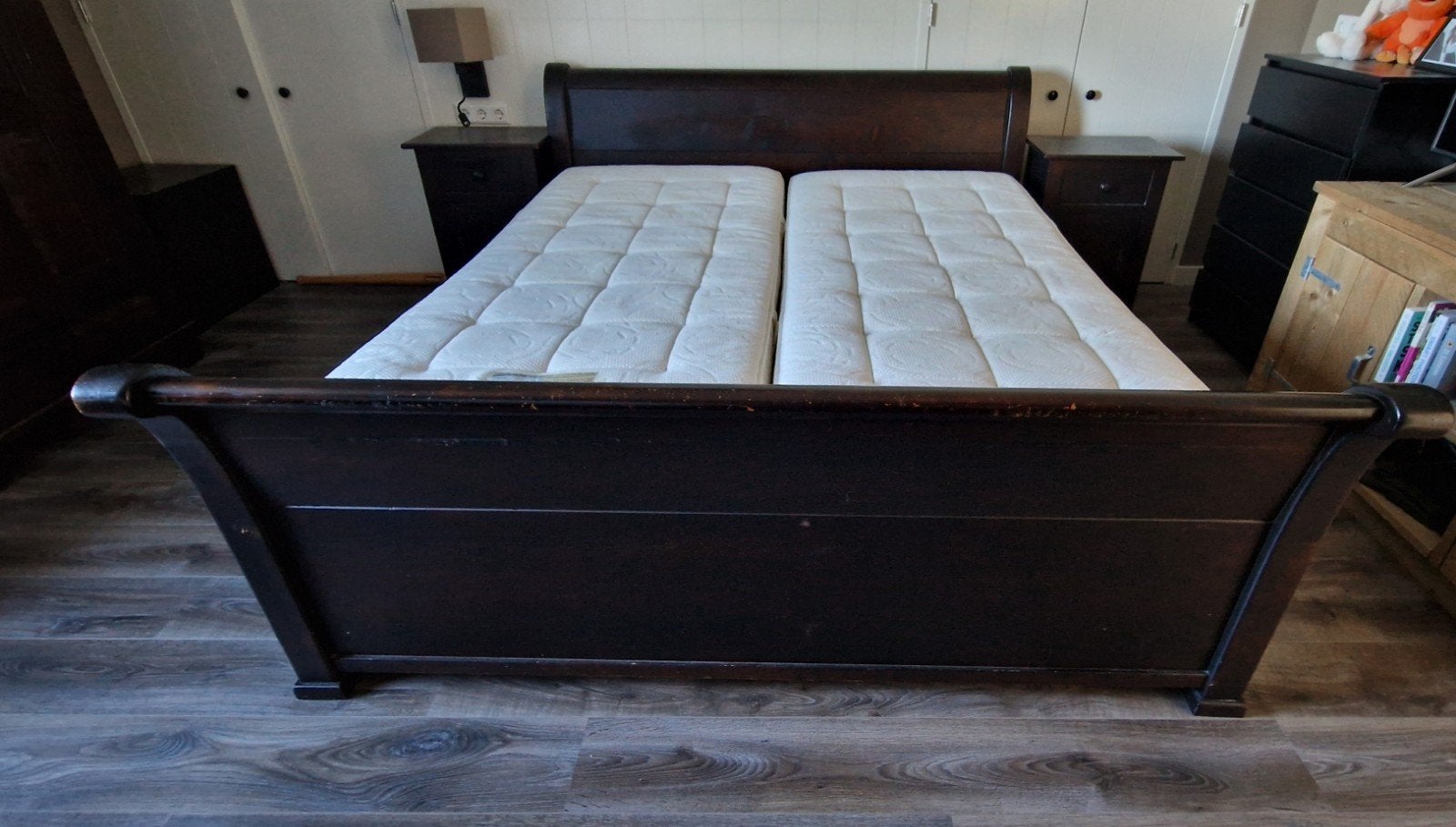 koloniaal bed 2 matrassen van 200x90  en 2 nachtkastjes, Ophalen of Verzenden, Gebruikt, Tweepersoons, Koloniaal