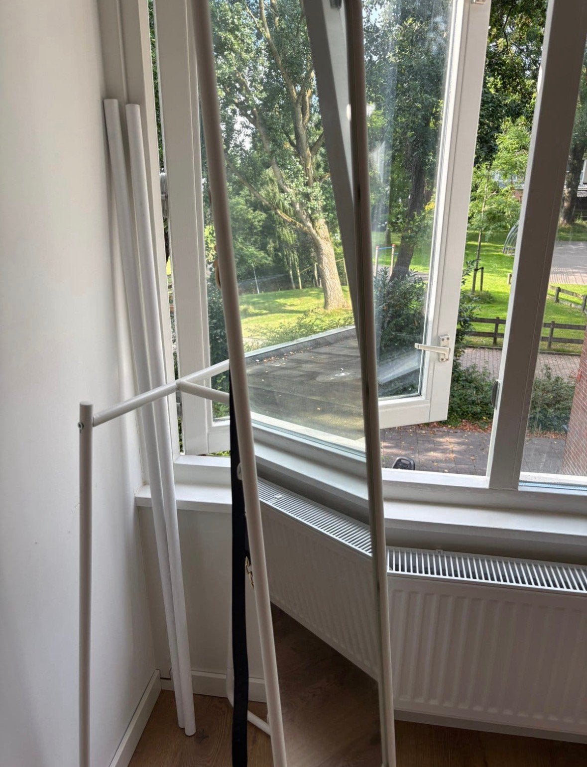 Ikea spiegel met sieradenopberg en kledingstanf, Ophalen, Minder dan 50 cm, Zo goed als nieuw, Minder dan 100 cm