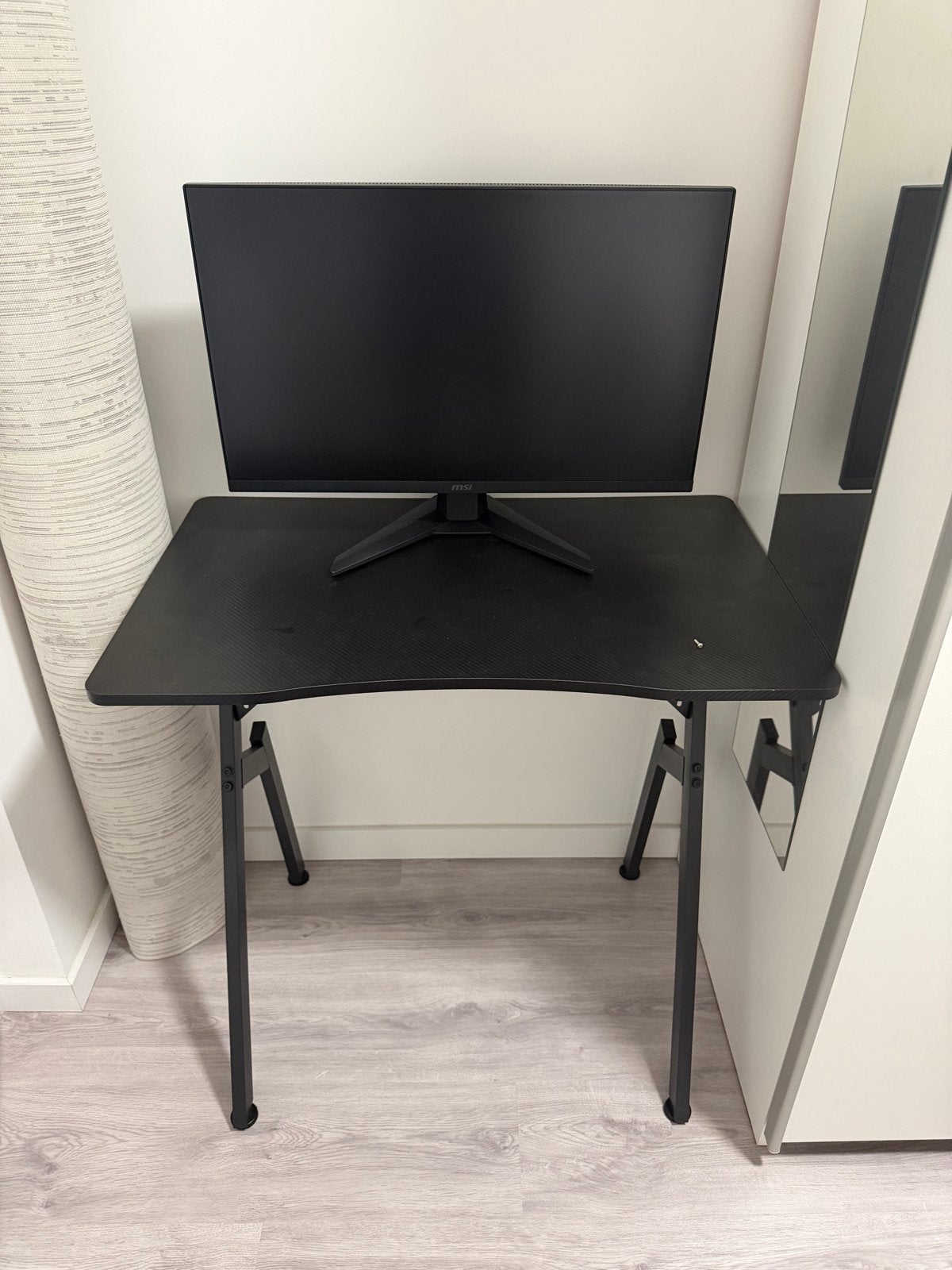Gaming setup: Monitor, bureau en monitorarm, Full HD, Minder dan 1 ms, Zo goed als nieuw, DisplayPort