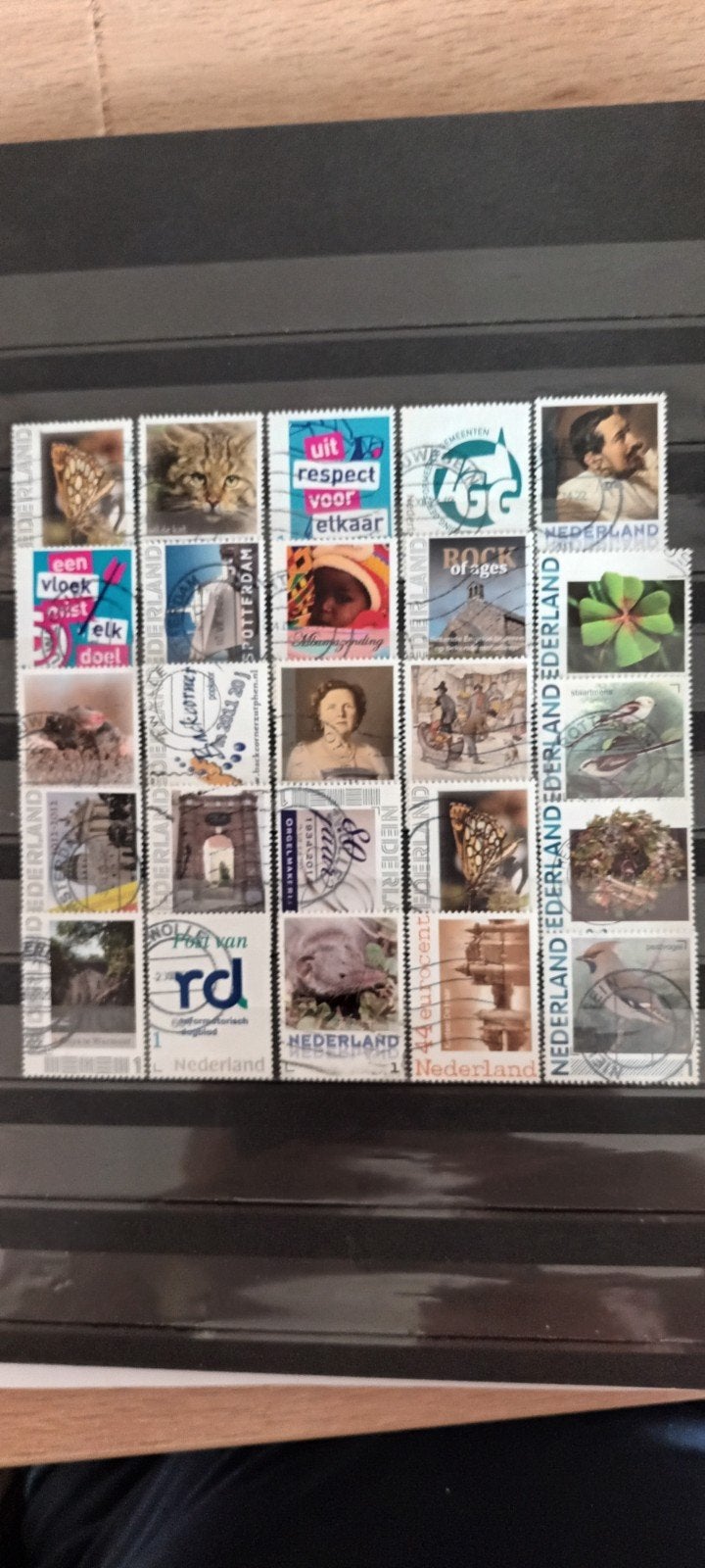 PRACHTIGE KAVEL MET 25 GESTEMPELDE PERSOONLIJKE ZEGELS, Ophalen of Verzenden