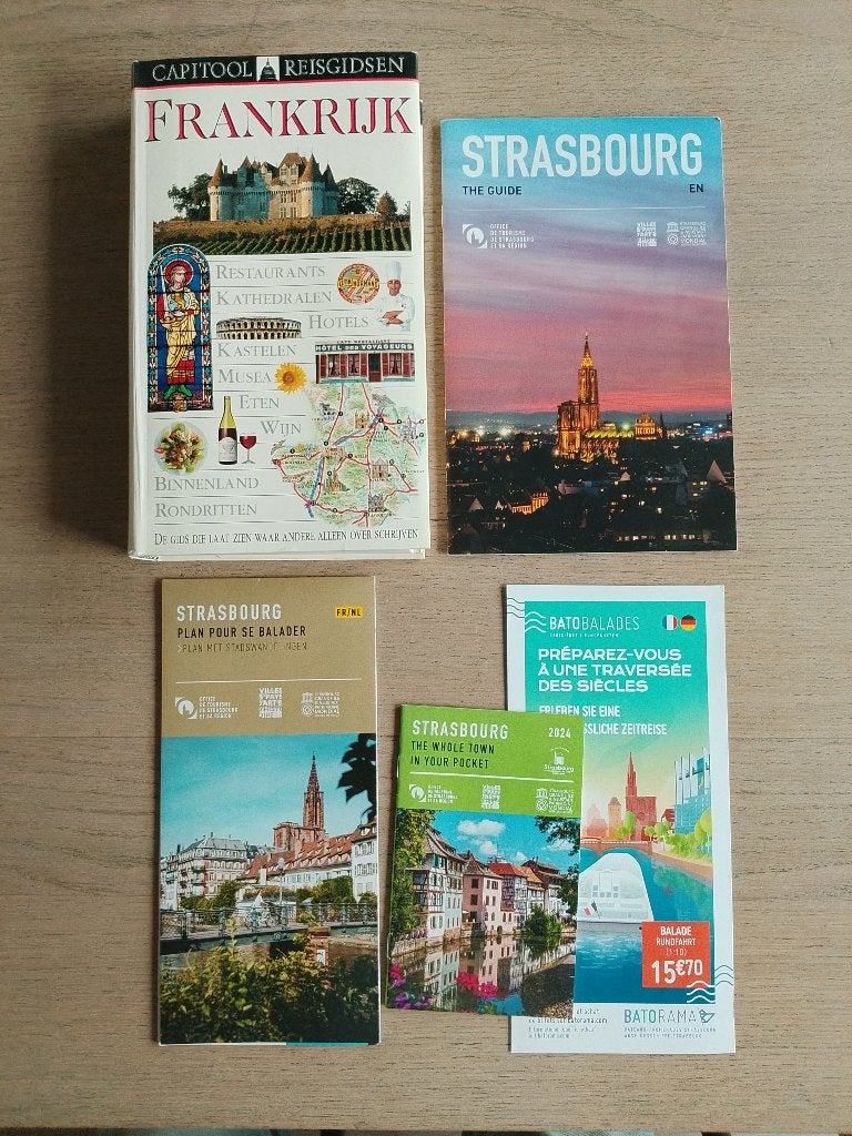 CAPITOOL REISGIDS FRANKRIJK + boekjes Strasbourg, Gelezen, Capitool, Europa, Diverse auteurs