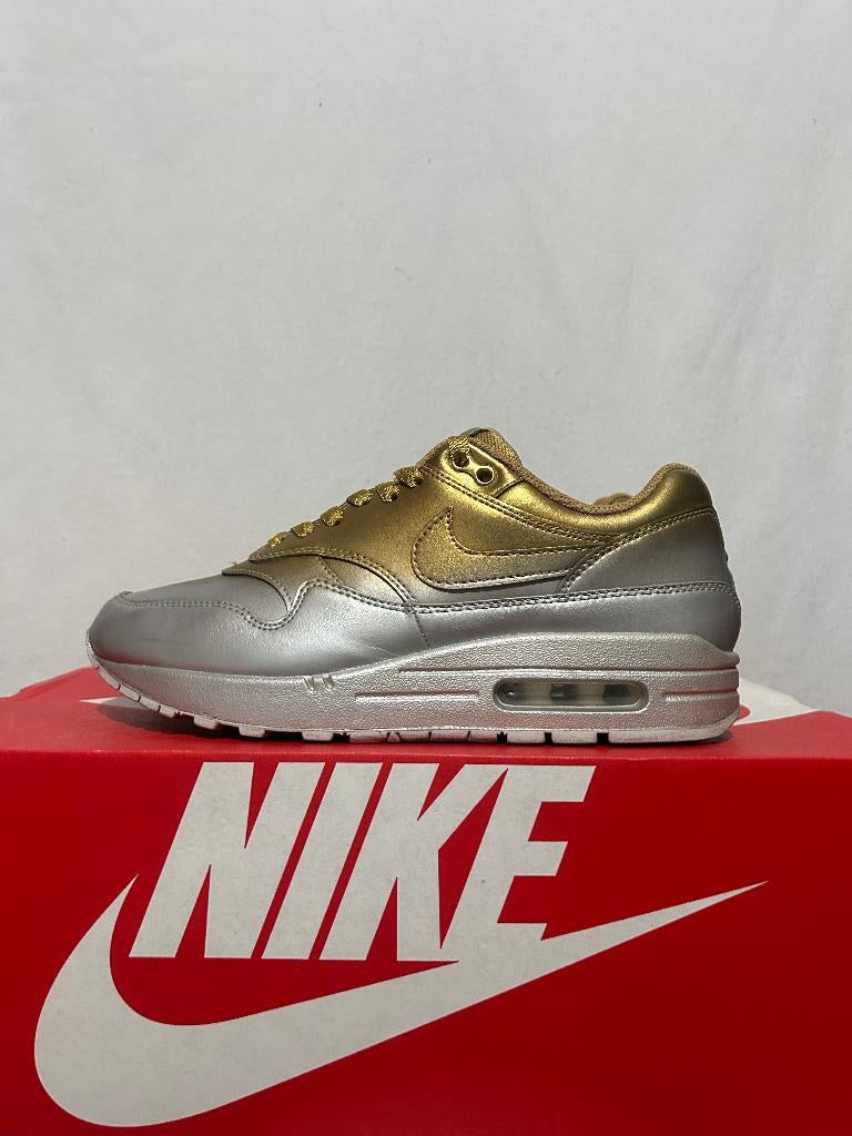 BIJNA NIEUW! Maat 40 - Nike Air Max 1 Metallic Gold Platinum, Kleding | Dames, Schoenen, Overige kleuren, Verzenden, Nike, Nike