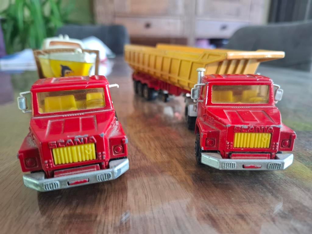 Vintage Scania Majorette kiepwagen en boot-dieplader, Hobby en Vrije tijd, Modelauto's | Overige schalen, Ophalen of Verzenden