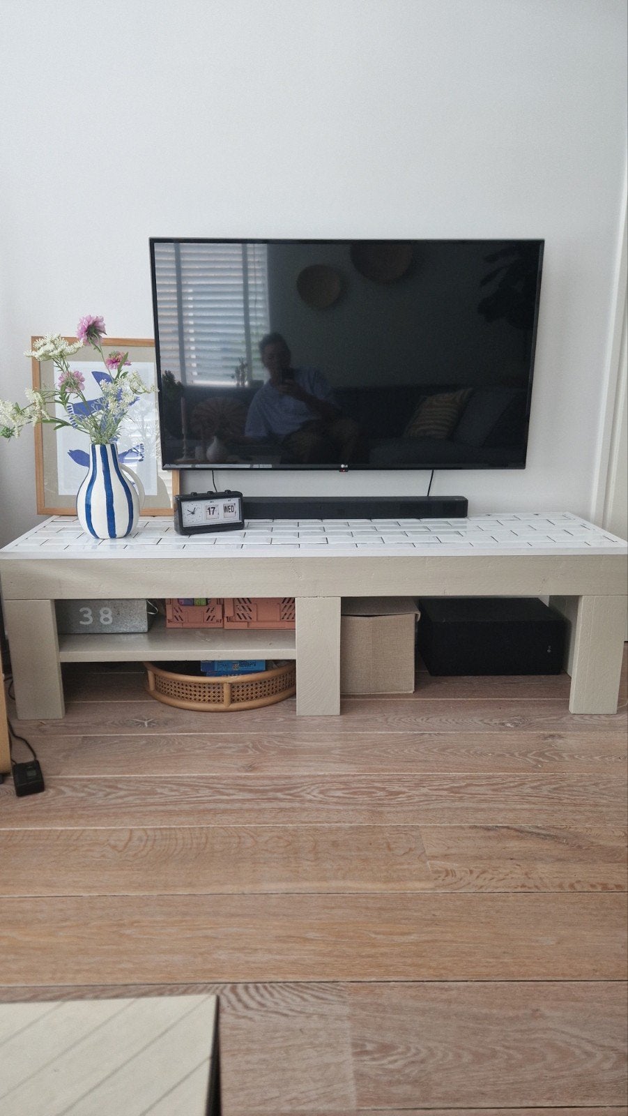 Massief houten tv-meubel met metrotegels (160x49x46 cm), Gebruikt, Overige materialen, Modern, Industrieel, 150 tot 200 cm