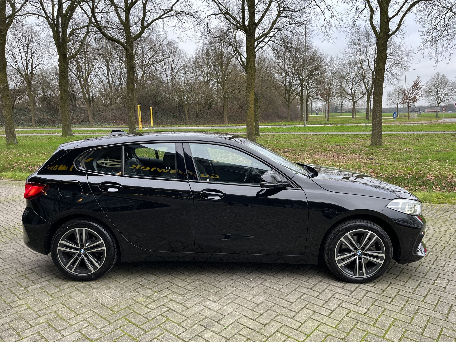 BMW 1-serie 118i Business Edition | DEALER OH | CARPLAY | CL, Auto's, 136 pk, Gebruikt, Leder en Stof, Zwart