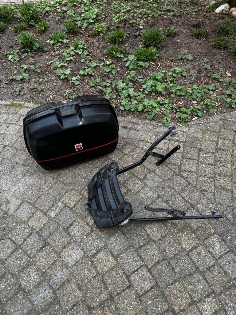 Givi topkoffer +  montage beugel Suzuki Bandit GSF 1200 1998, Ophalen, Gebruikt