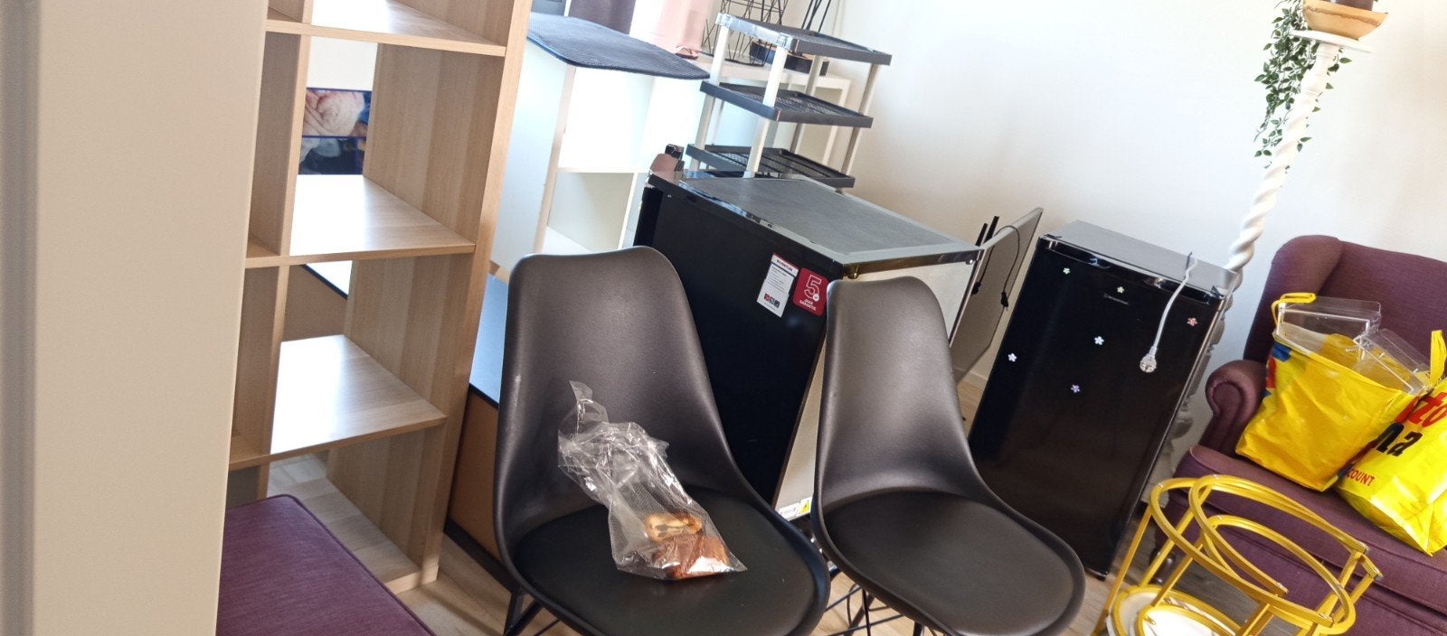 2 zwarte stoelen, Ophalen