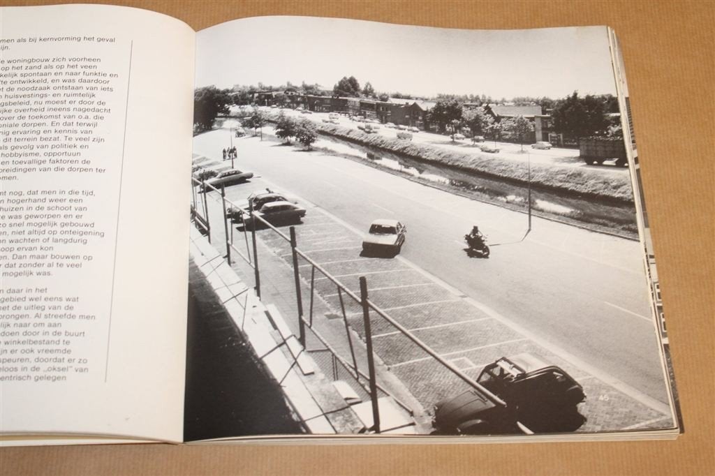Bladeren in Emmen — VVV Uitgave 1979,, Boeken, Ophalen of Verzenden, Gelezen