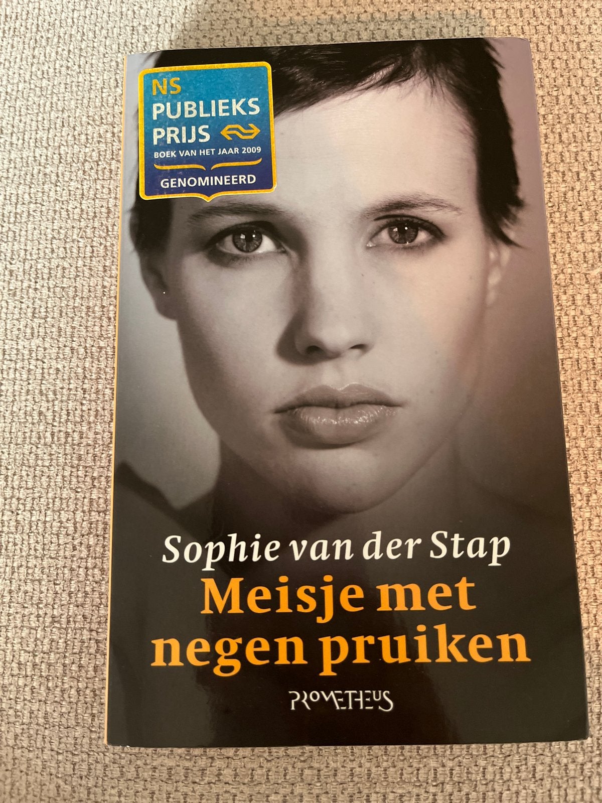 Meisje met negen pruiken - Sophie van der Stap, Ophalen of Verzenden, Zo goed als nieuw, Nederland