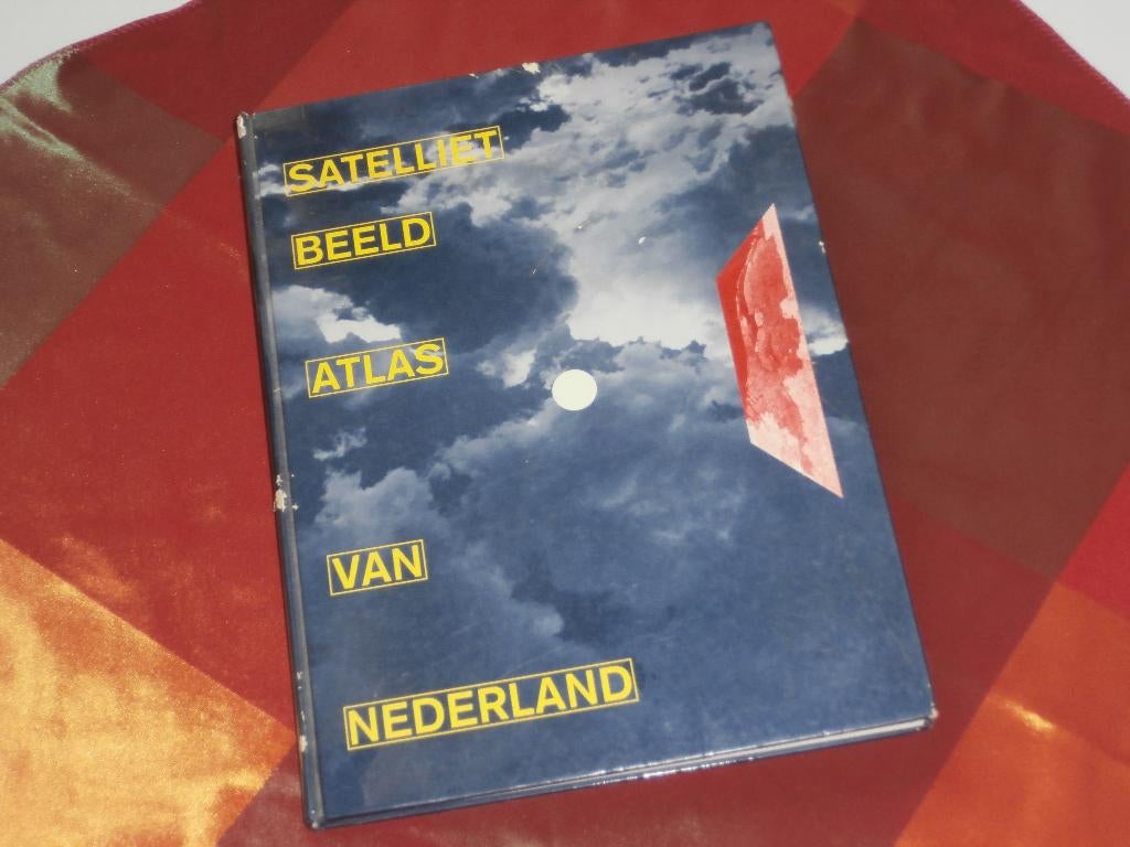 Satelliet Beeld Atlas Van Nederland., Boeken, Overige atlassen, Ophalen of Verzenden, Zo goed als nieuw, 1800 tot 2000