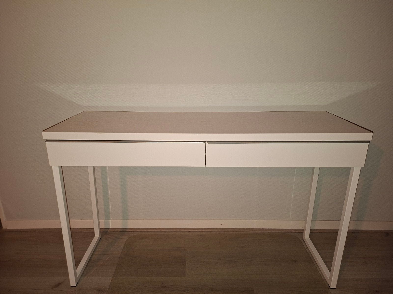 Gratis! Klein bureautje van ikea, Huis en Inrichting, Bureaus, Ophalen, Gebruikt