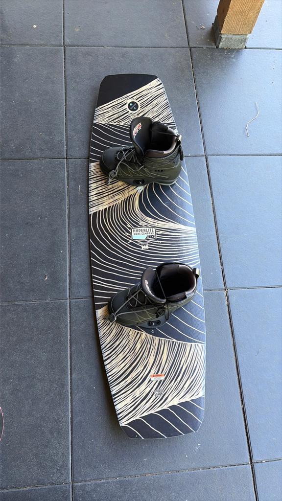 Hyperlite wakeboard 148 met Liquid force schoenen, Watersport en Boten, Wakeboarden, Ophalen of Verzenden, Zo goed als nieuw